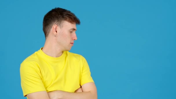 Mladý Pozitivní Muž Ukazuje Modrou Kopii Teenager Chlapec Zobrazující Zprávu — Stock video