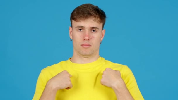 Teenager Junge Hält Ein Geheimnis Isoliert Auf Blauem Hintergrund Junger — Stockvideo