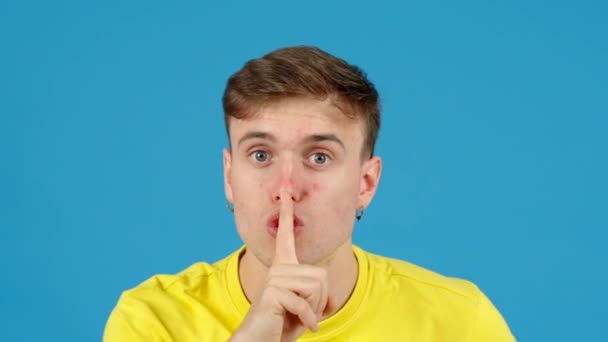 Teenager Chlapec Žádá Ticho Při Pohledu Kameru Izolované Modrém Pozadí — Stock video