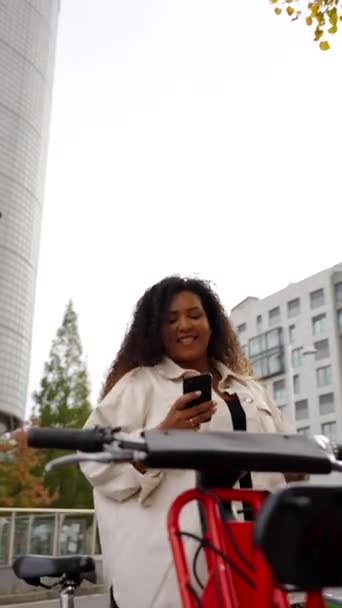 Mujer Negra Tomando Bicicleta Pública Utilizando Aplicación Móvil Para Alquilar — Vídeo de stock