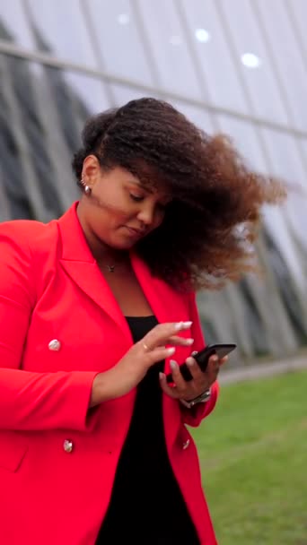 非裔美国女商人用电话 在社交媒体上聊天的曲线女人 — 图库视频影像