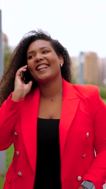 Чорна Пишна Жінка Розмовляє Телефону Під Час Ходьби Відкритому Повітрі — стокове відео