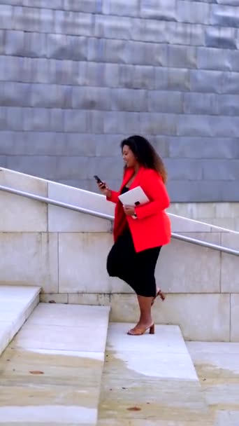 Afroamerykańska Bizneswoman Chodząca Schodach Podczas Rozmowy Telefonicznej — Wideo stockowe