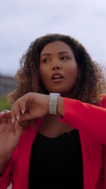 Czarna Kobieta Mówi Inteligentnym Zegarku Afroamerykanin Przedsiębiorca Nagrywania Przypomnienie Pomocą — Wideo stockowe