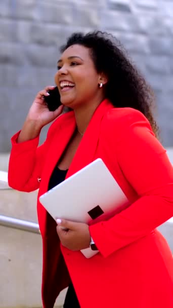 Африканська Американська Позитивна Жінка Розмовляє Телефону Під Час Прогулянки Відкритому — стокове відео