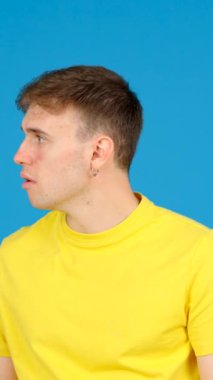 Ağzını kapatan ve pişman olan genç adam şaşırdı..