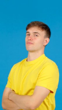 Arkasından para akarken, kibirli genç adam kameraya bakıyor..