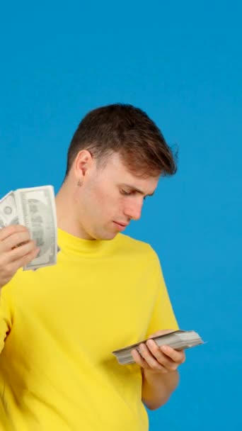 Jovem Rico Contar Notas Homem Rico Olhando Para Dinheiro Isolado — Vídeo de Stock