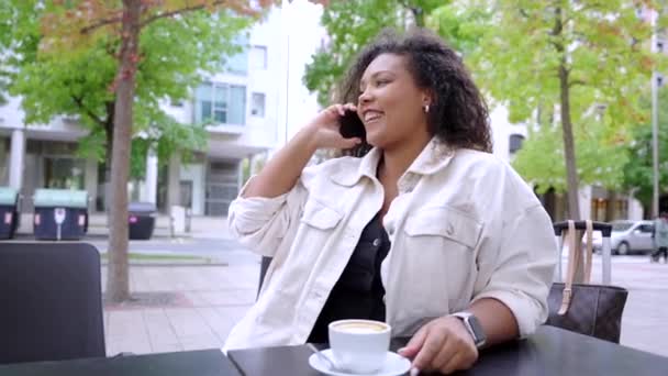Junge Schwarze Frau Telefoniert Auf Der Terrasse Einer Bar — Stockvideo