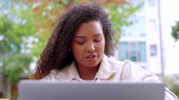 Μαύρη Γυναίκα Έχει Online Συνάντηση Στην Ύπαιθρο Curvy Επιχειρηματίας Μιλάει — Αρχείο Βίντεο