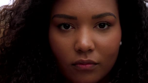 Portret Młodej Czarnej Zakrzywionej Kobiety Afroamerykanin Poważna Osoba Patrząc Aparat — Wideo stockowe