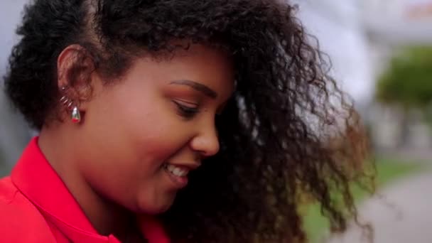 Młoda Kobieta Reaguje Treści Mediach Społecznościowych Zbliżenie Afroamerykanin Osoba Patrząc — Wideo stockowe