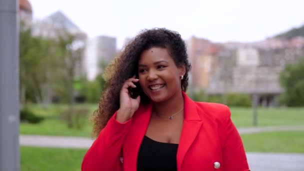 Pozytywny Czarny Krzywa Kobieta Mówi Przez Telefon Zewnątrz — Wideo stockowe