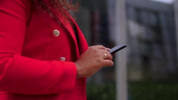 Yürürken Telefon Kullanan Ellerin Yakınlaştırılması — Stok video