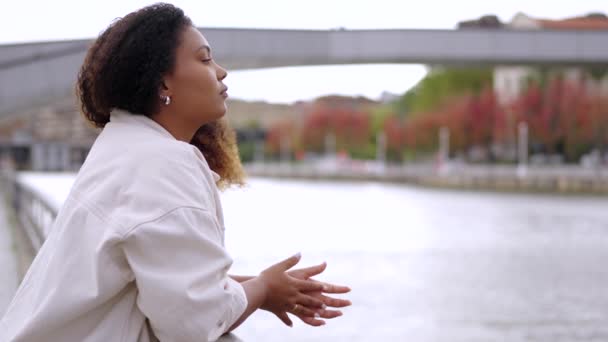 Mulher Afro Americana Triste Olhar Para Rio Conceito Depressão Solidão — Vídeo de Stock