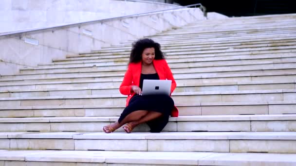 Mulher Negócios Afro Americana Falar Portátil Preto Curvy Mulher Ter — Vídeo de Stock