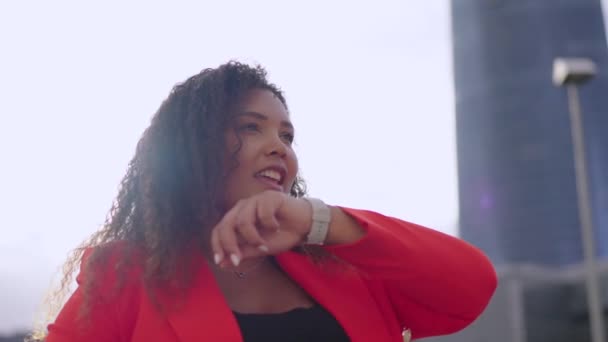 Африканська Американська Впевнена Жінка Говорить Смарт Годиннику Чорна Бізнес Леді — стокове відео