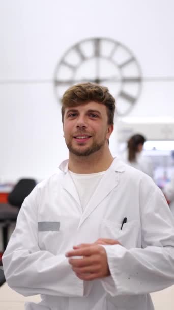 Portrét Mladého Vědce Laboratoři Při Pohledu Kamery — Stock video