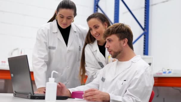 Tre Unga Forskare Talar Ett Laboratorium Och Arbetar Med Bärbar — Stockvideo