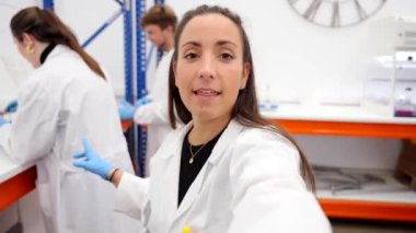 Genç bilim adamının kamera görüntüsü laboratuvarda canlı yayında işyerini gösteriyor.