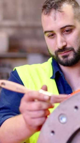Junge Erwachsene Handwerker Malmaschine Einer Fabrik Mann Arbeitet Und Benutzt — Stockvideo