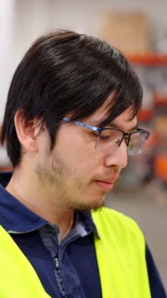 Porträtt Kinesisk Ung Arbetare Tittar Kameran Asiatisk Man Skriva Checklista — Stockvideo