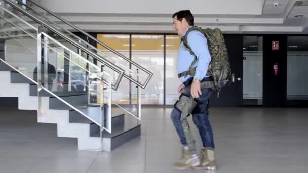 Άνθρωπος Που Περπατά Φουτουριστικό Στρατιωτικό Εξωσκελετό — Αρχείο Βίντεο