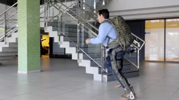 Man Kör Och Försöker Futuristiska Militära Exoskelett — Stockvideo