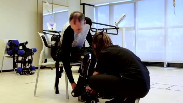 Patient Utilisant Système Thérapie Moderne Pour Réadaptation Mobilité Des Jambes — Video