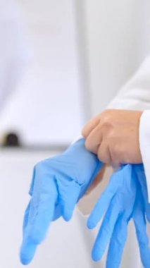 Steril eldiven takan tanınmayan bilim adamı ya da doktorun yakın çekimi..