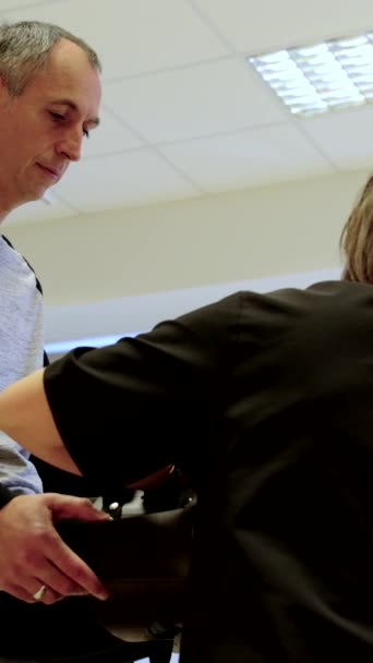 Physiothérapeute Préparant Patient Utiliser Exosquelette Pour Traitement — Video