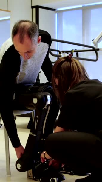 Bacak Hareketliliği Rehabilitasyonu Için Modern Tedavi Sistemini Kullanan Bir Hasta — Stok video
