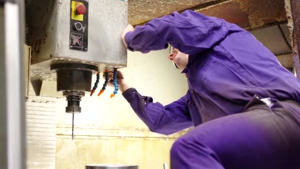 Cnc工場でフライス盤を修理する成熟した技術者のビデオ — ストック動画