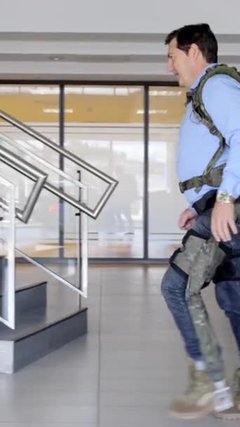 Man Går Med Futuristiska Militära Exoskelett — Stockvideo