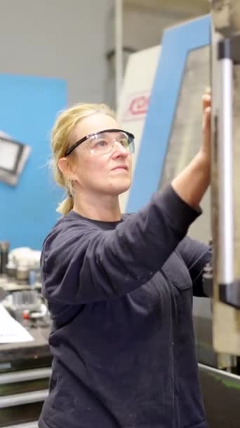 Vidéo Verticale Une Technicienne Inspectant Des Machines Cnc Fabrication Contrôlée — Video