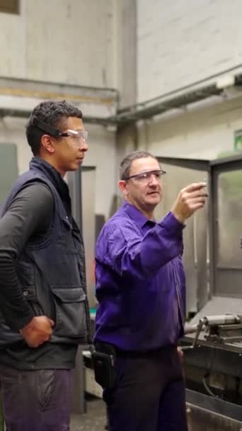 工場内の機械のコントロールパネルを使用した労働者の垂直ビデオ — ストック動画