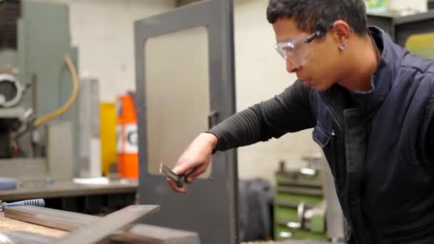 Vídeo Trabalhador Medindo Pedaço Metal Antes Cortá Uma Fábrica Cnc — Vídeo de Stock
