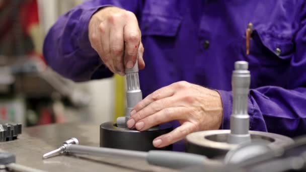 Cnc Fabrikasında Metal Parçaları Birleştiren Bir Işçinin Ellerinin Yakın Çekim — Stok video