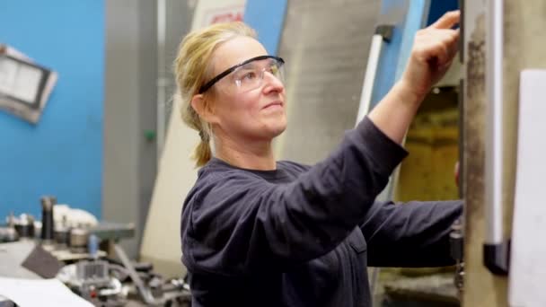 Video Van Een Vrouwelijke Technicus Inspecteren Cnc Machines Gecontroleerd Productie — Stockvideo