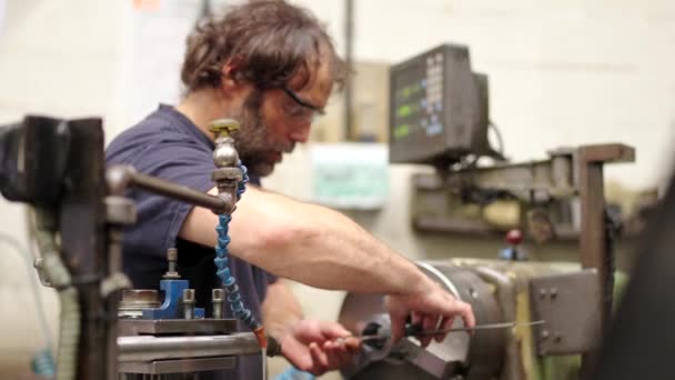 Video Trabajador Puliendo Una Pieza Metal Una Máquina Industrial Una — Vídeos de Stock