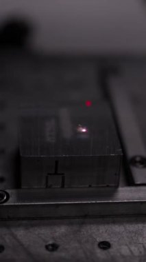 Bir metal parçasının seri numarasını ve modelini oyan bir lazer videosu.