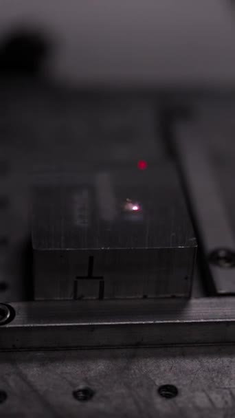 Wideo Grawerowania Laserowego Numeru Seryjnego Modelu Metalowego Elementu — Wideo stockowe