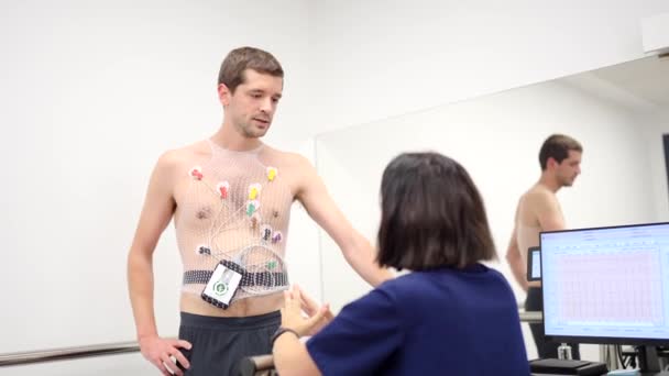 Film Wyczerpanym Pacjentem Rozmawiającym Kardiologiem Teście Wysiłkowym Serca — Wideo stockowe