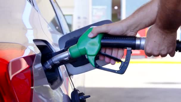 Pessoa Irreconhecível Segurando Bocal Combustível Enchendo Tanque Diesel Gasolina Posto — Vídeo de Stock