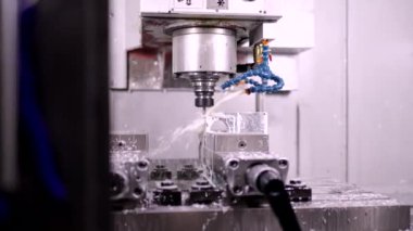 Cnc fabrikasında metal kesen modern bir makinenin videosu.
