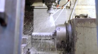 Cnc fabrikasında çalışan bir değirmen makinesinin video görüntüleri.