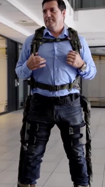 Ingenjör Man Bär Och Försöker Militära Exoskelett Prototyp — Stockvideo