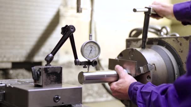 Cnc工場でマシンを使用した労働者の手のクローズアップビデオ — ストック動画