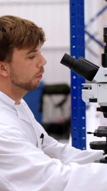 Jovem Cientista Usando Microscópio Laboratório Conceito Pesquisa Cura Doenças — Vídeo de Stock