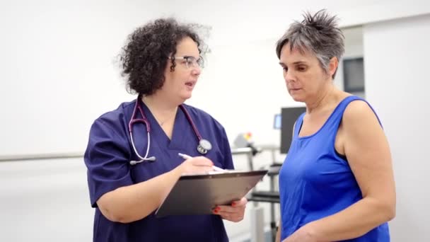 Video Einer Kardiologin Die Einer Patientin Die Ergebnisse Einer Medizinischen — Stockvideo